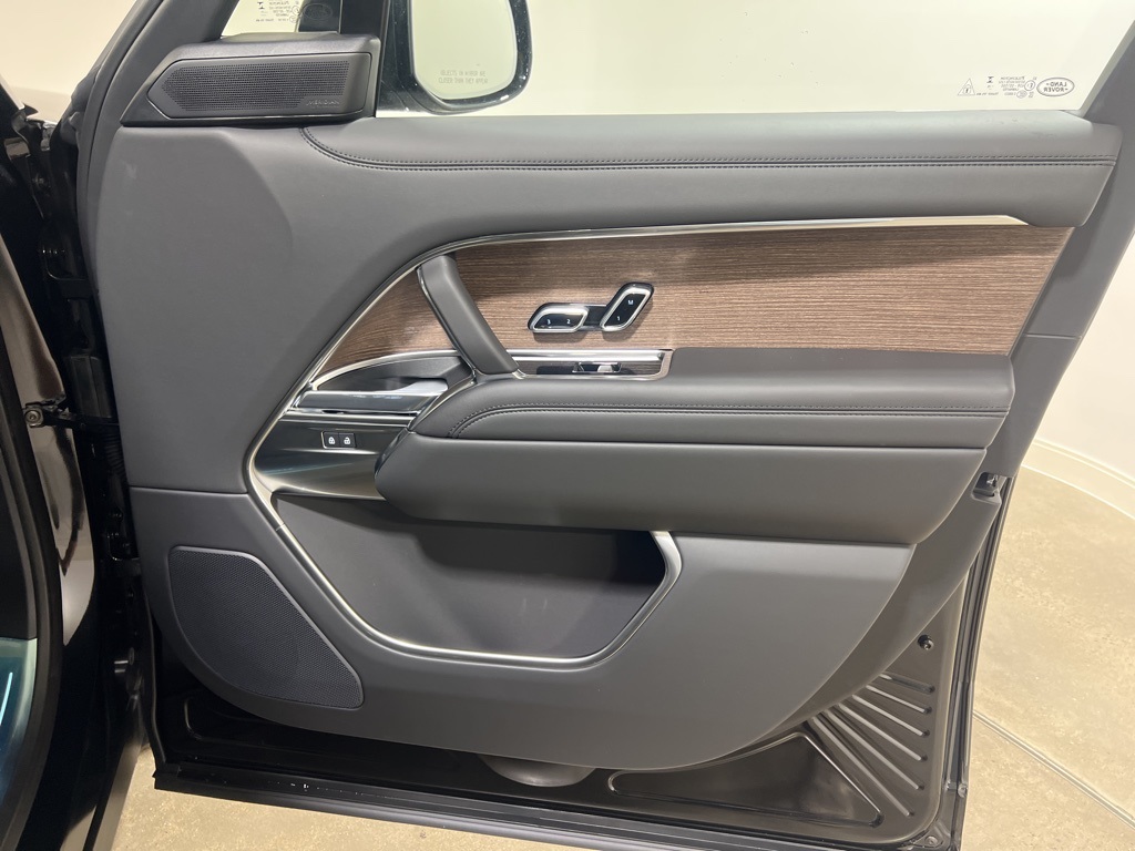 2025 Land Rover Range Rover SE photo 23