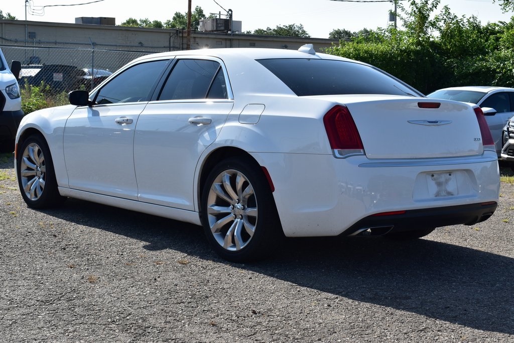 2018 Chrysler 300 Touring photo 6