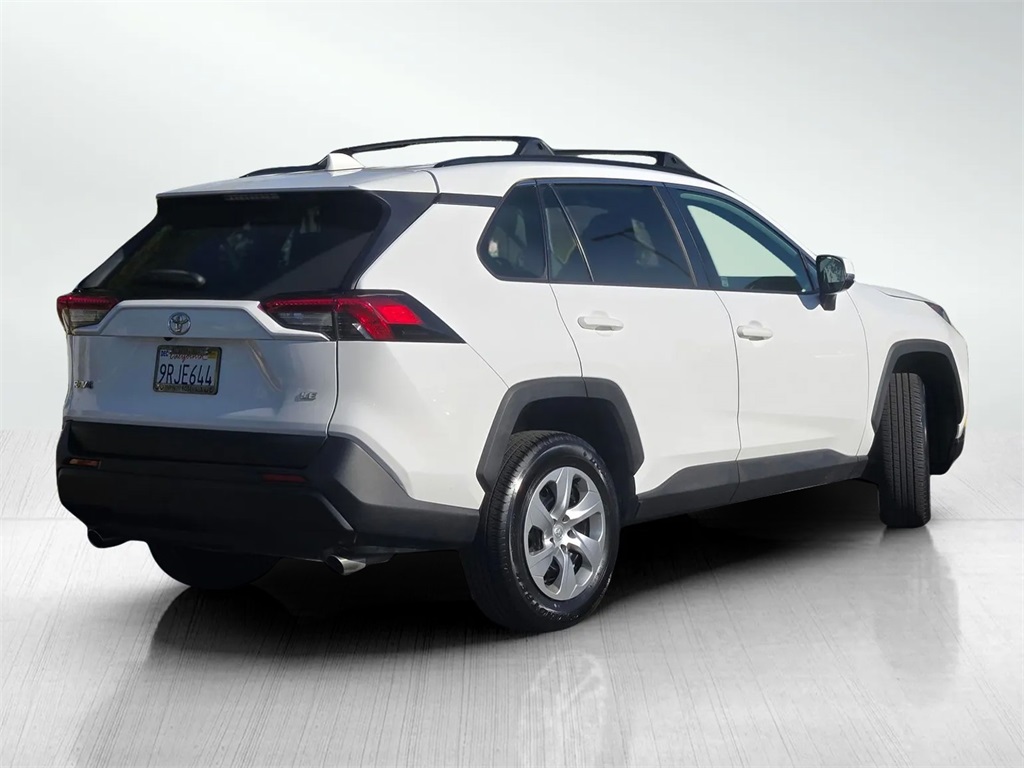 2019 Toyota RAV4 LE photo 4