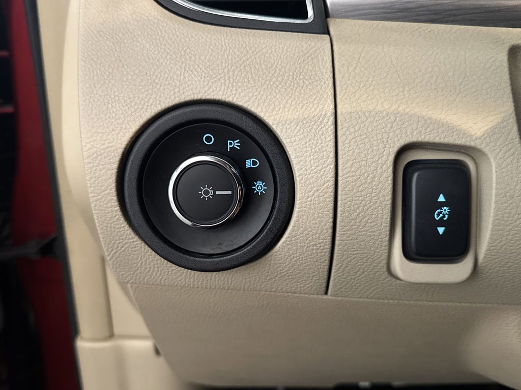 2015 Ford Taurus SEL photo 16