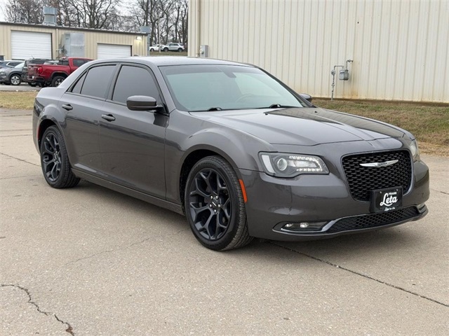 2019 Chrysler 300 S's photo
