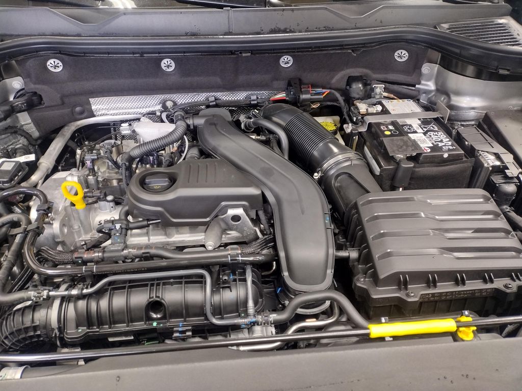 2025 Volkswagen Taos SE photo 4