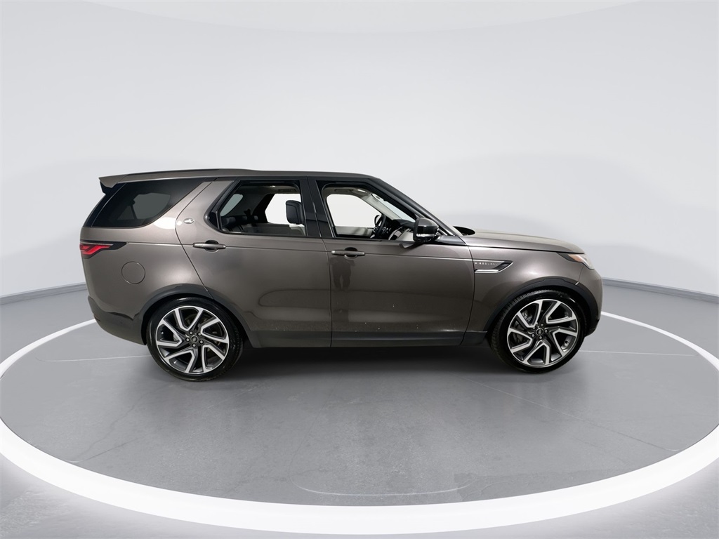 2025 Land Rover Discovery S photo 9