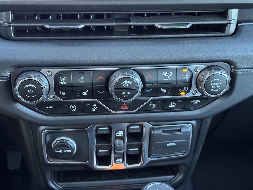 2025 Jeep Wrangler Sahara photo 17