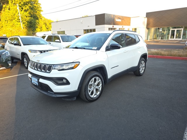 2024 Jeep Compass Latitude photo 3