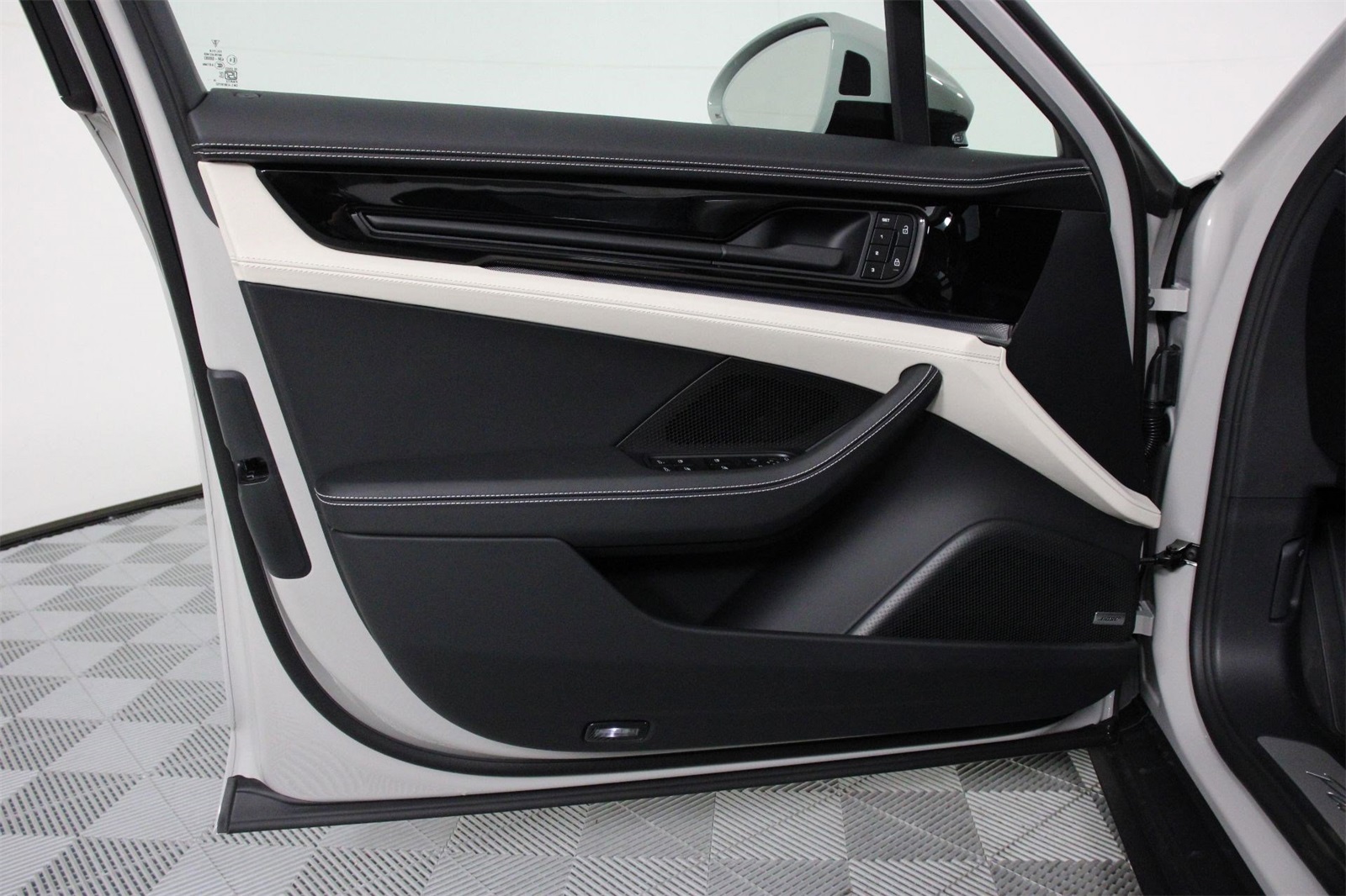 2025 Porsche Panamera 4 photo 20