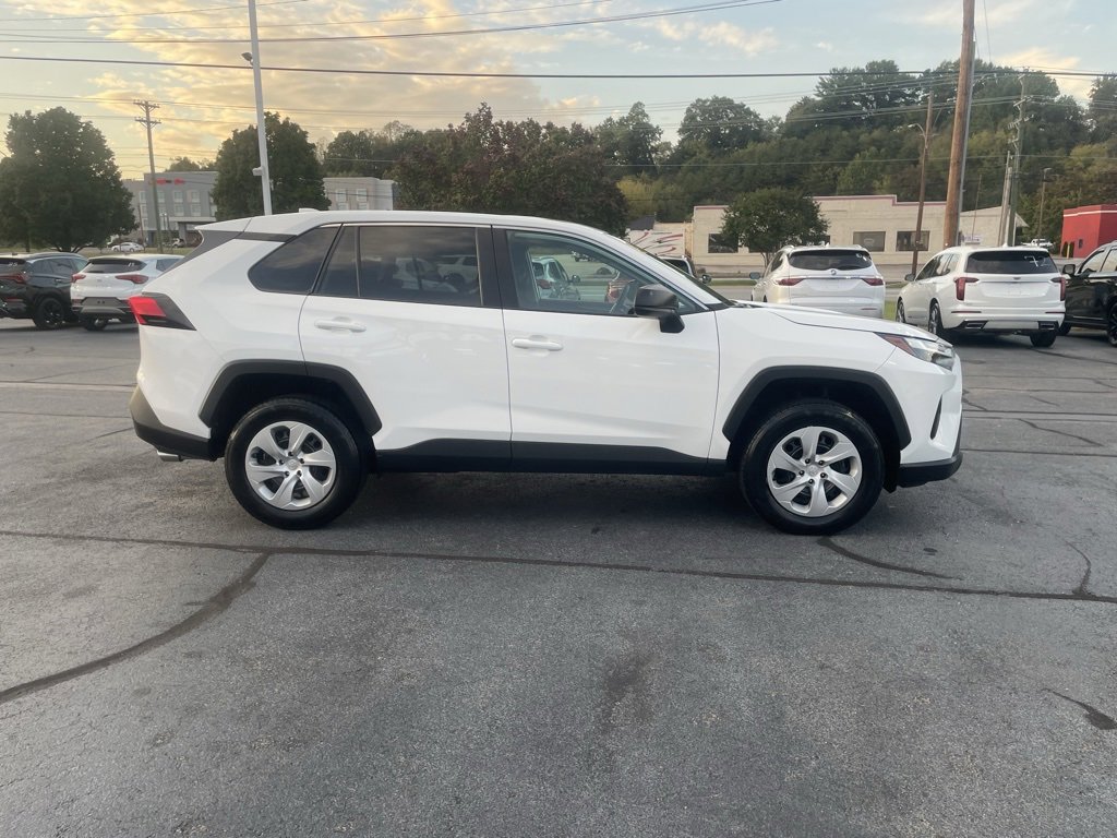 2024 Toyota RAV4 LE photo 4