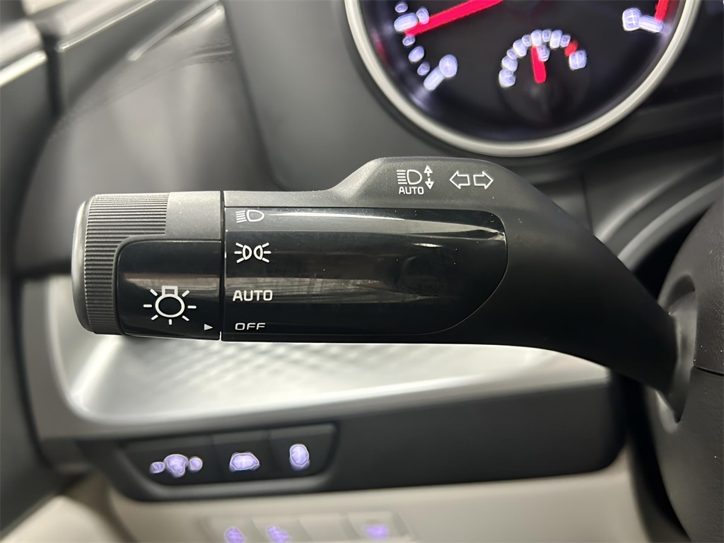 2023 Kia Carnival LX photo 13