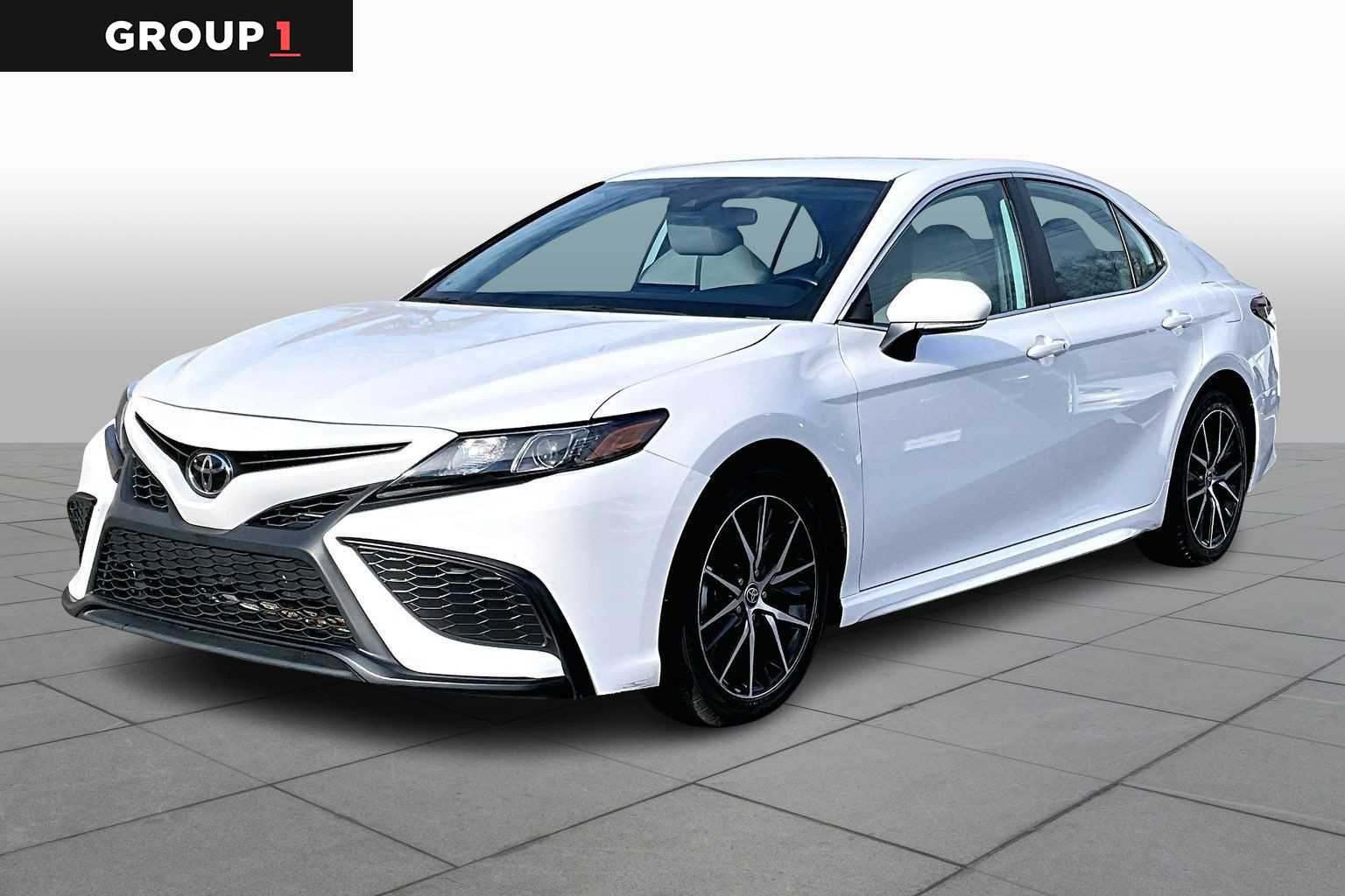 2024 Toyota Camry SE's photo
