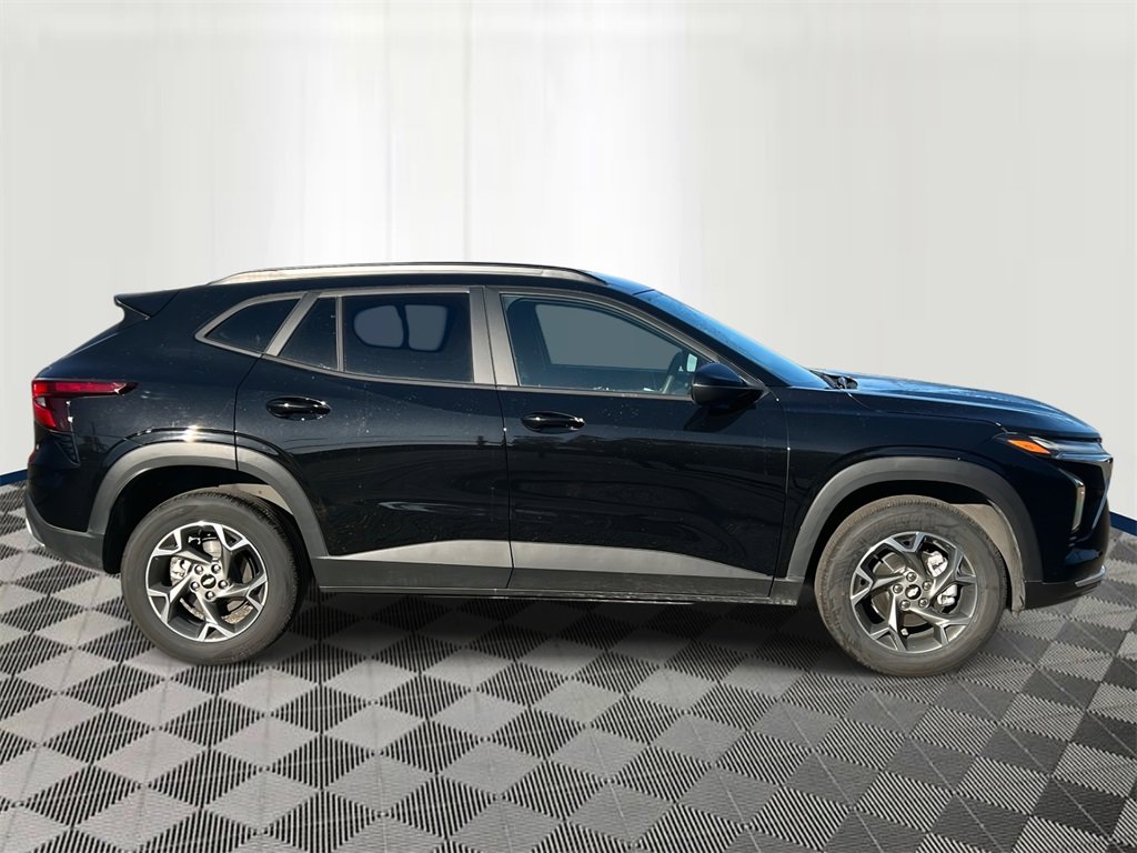 2025 Chevrolet Trax LT photo 4