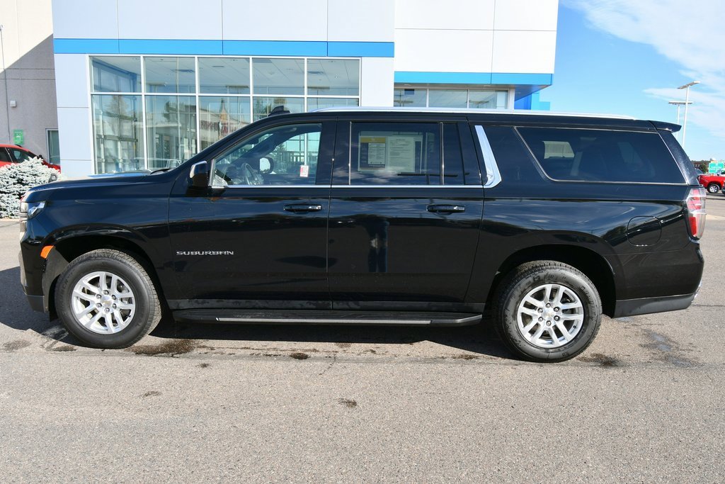 2024 Chevrolet Suburban LT photo 3