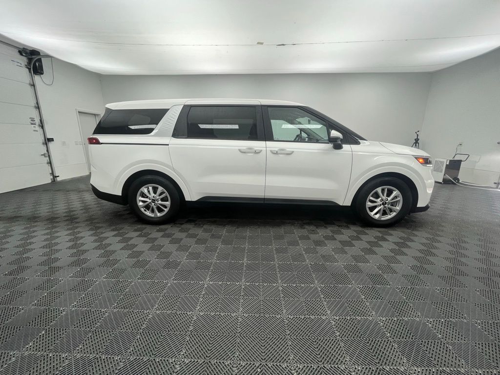 2024 Kia Carnival LX photo 9