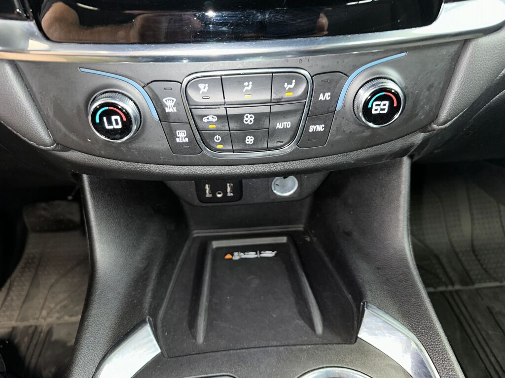 2023 Chevrolet Traverse Cloth photo 2