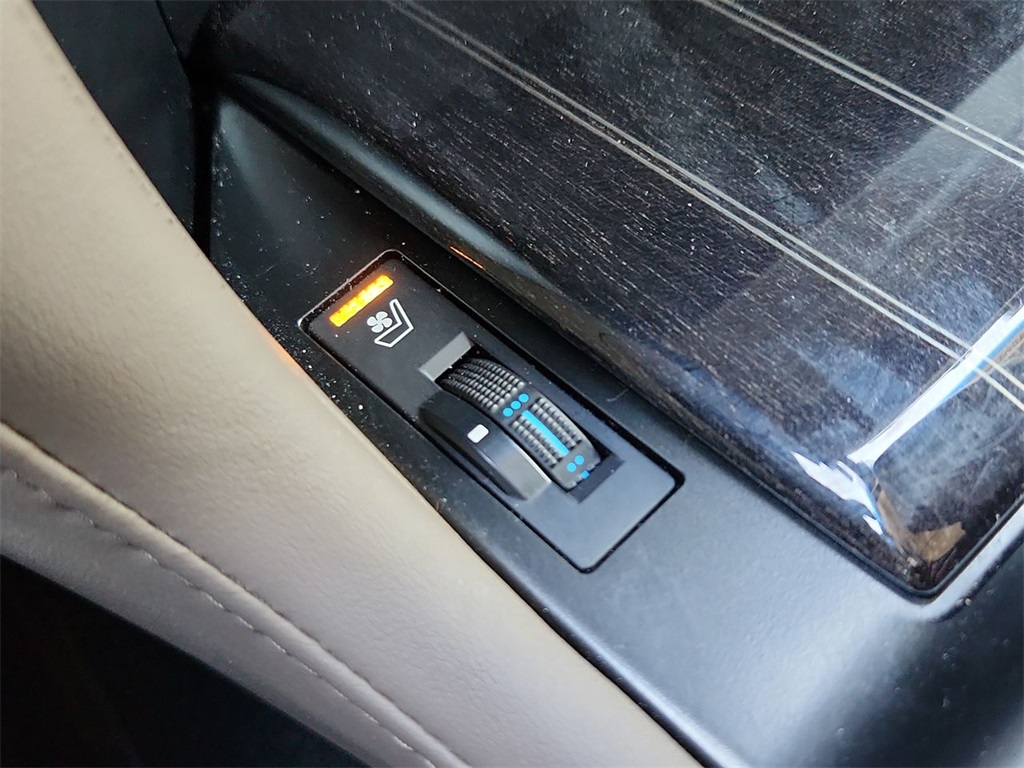 2023 Lexus GX Premium photo 25