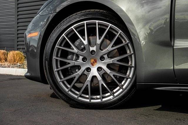 2025 Porsche Panamera 4 photo 8