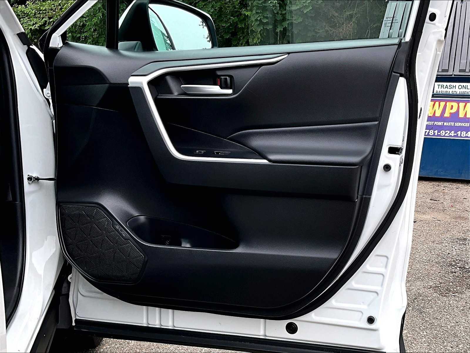 2023 Toyota RAV4 XLE photo 23