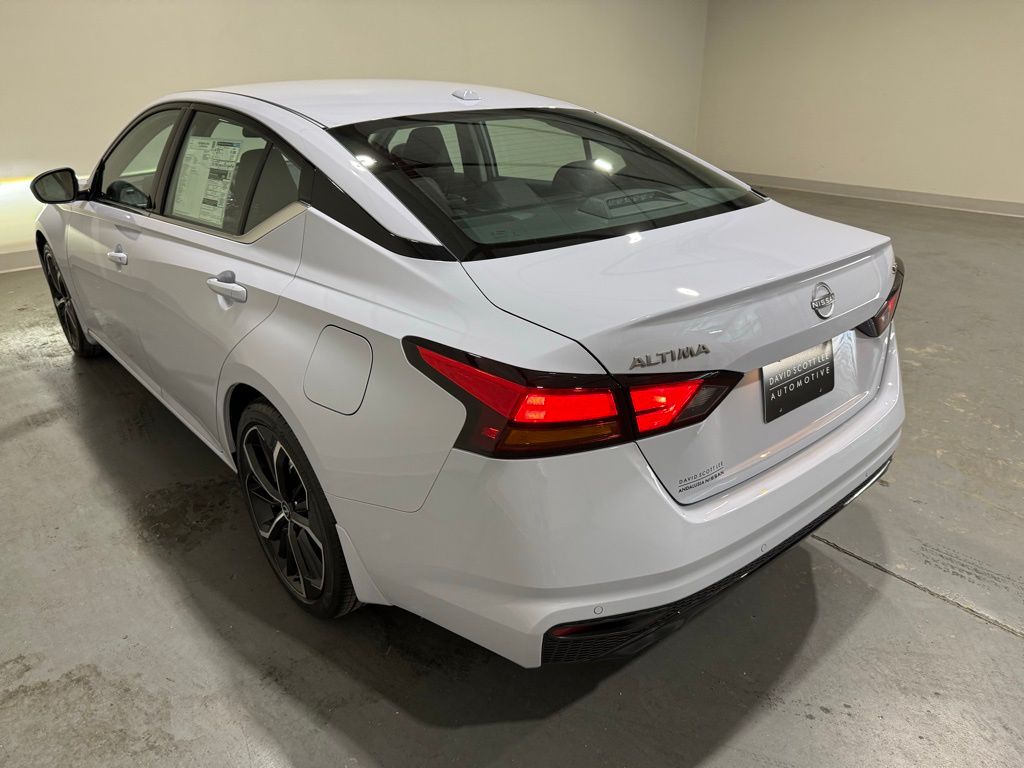 2025 Nissan Altima SR photo 4