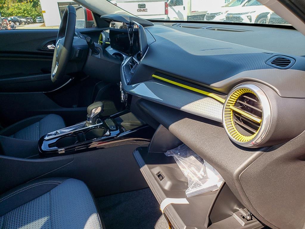 2025 Chevrolet Trax LT photo 28