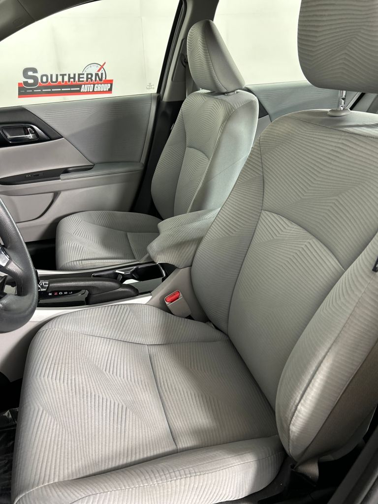 2017 Honda Accord LX photo 4