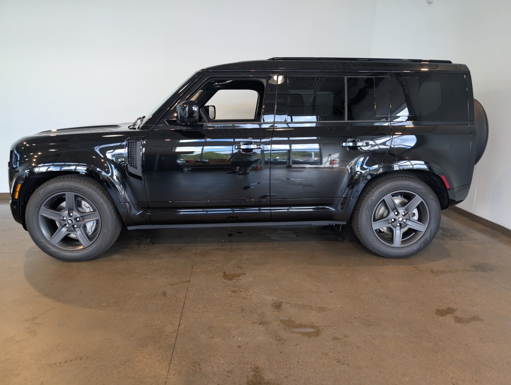 2025 Land Rover Defender 110 X-Dynamic SE photo 3