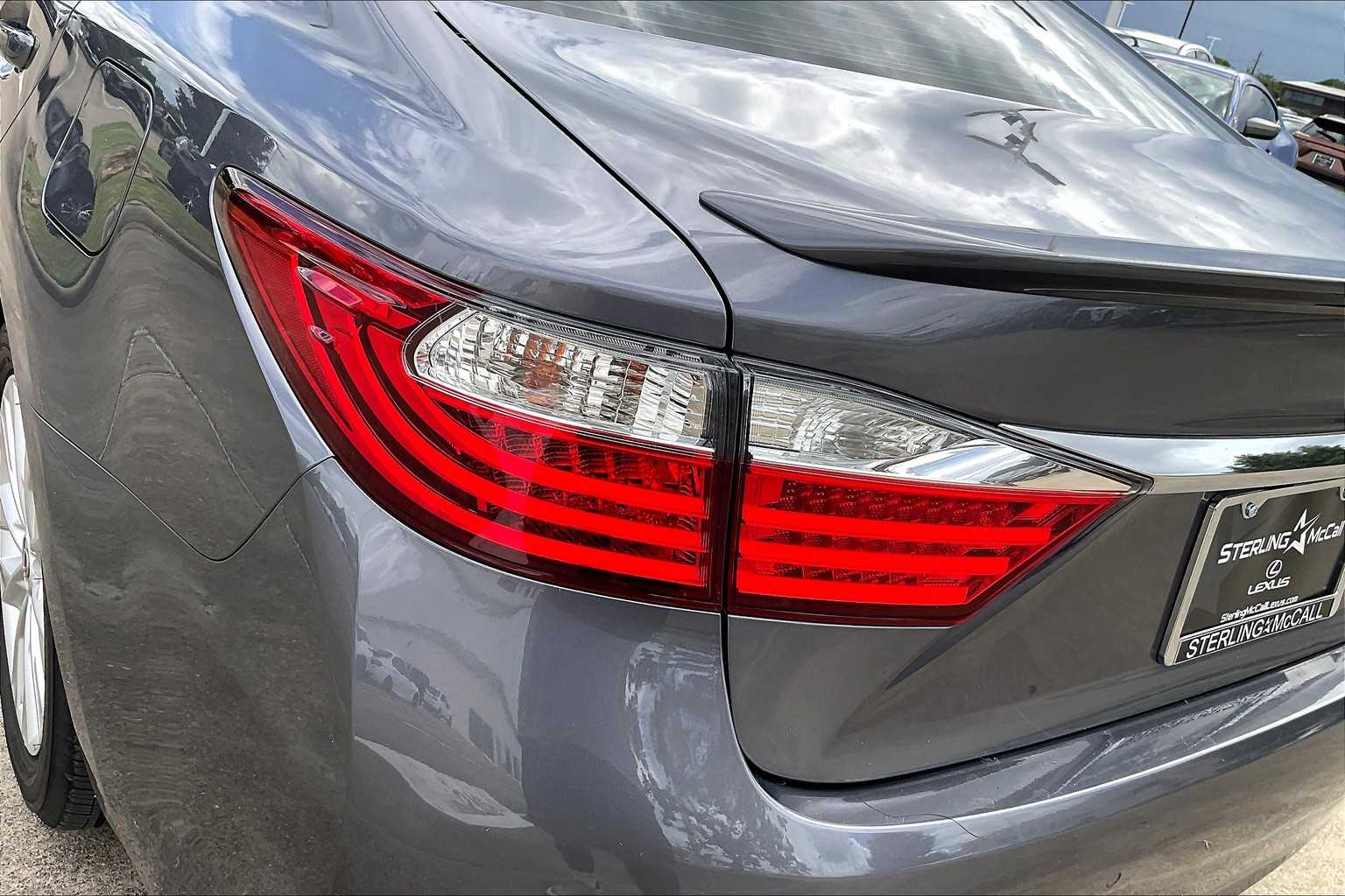2013 Lexus ES 300h photo 26