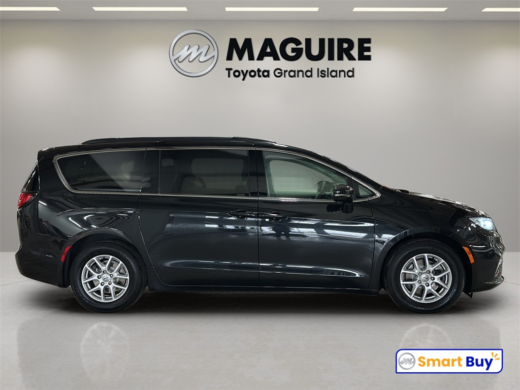 2022 Chrysler Pacifica Touring L photo 2