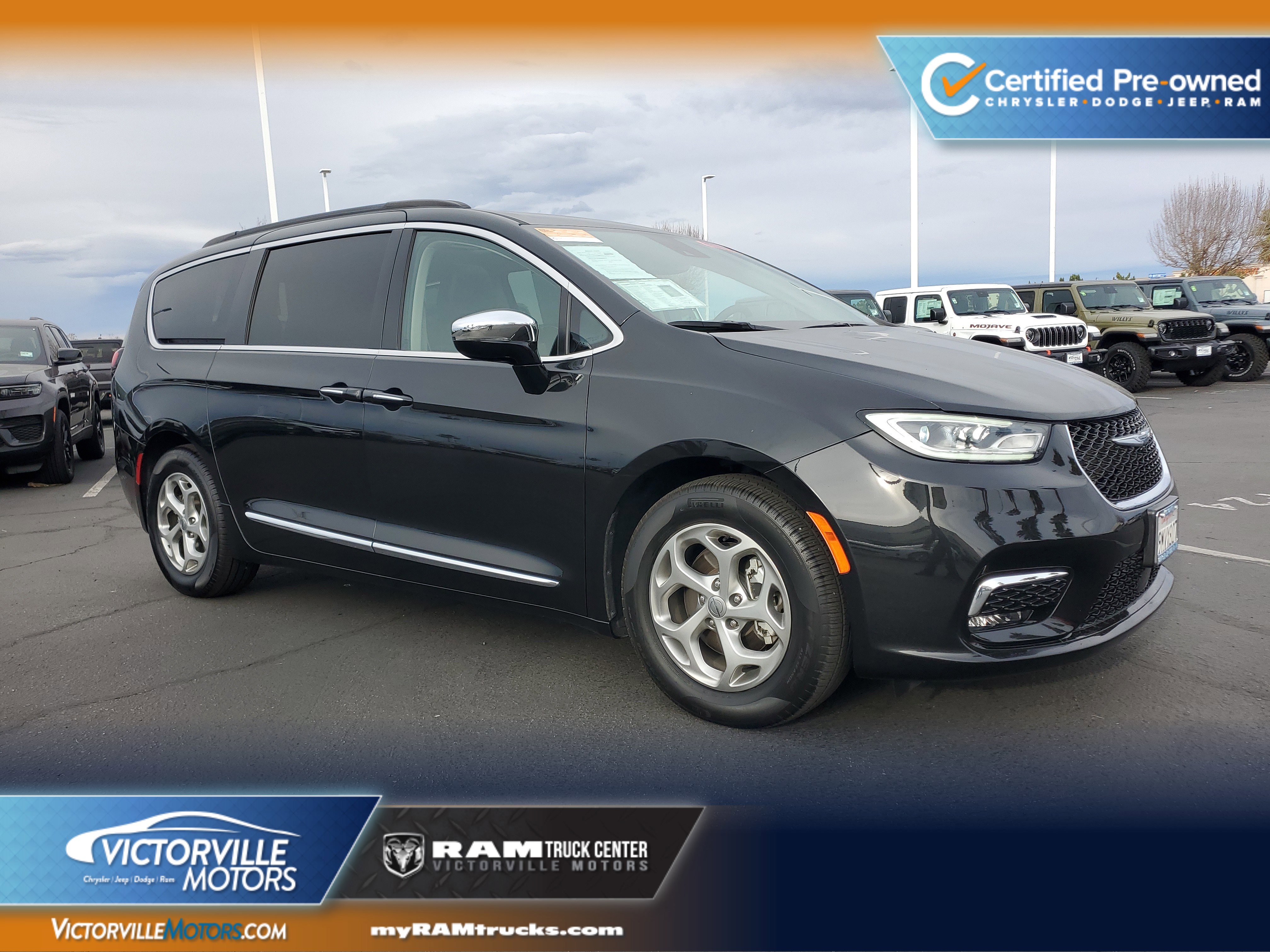 2023 Chrysler Pacifica Limited's photo