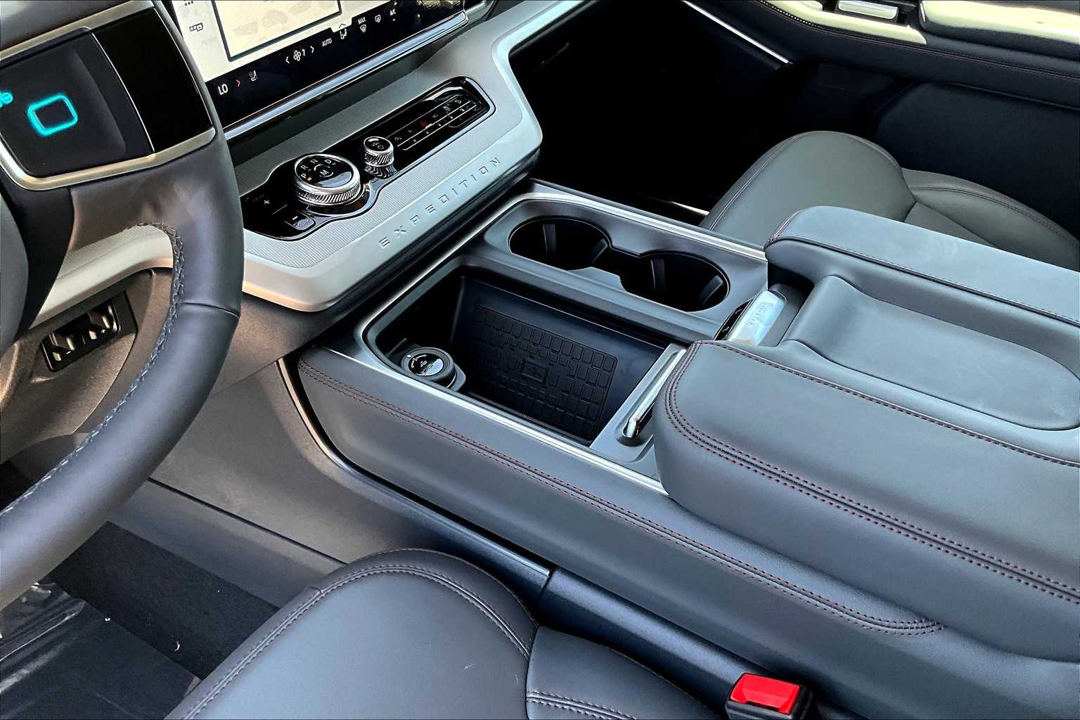 2025 Ford Expedition photo 4