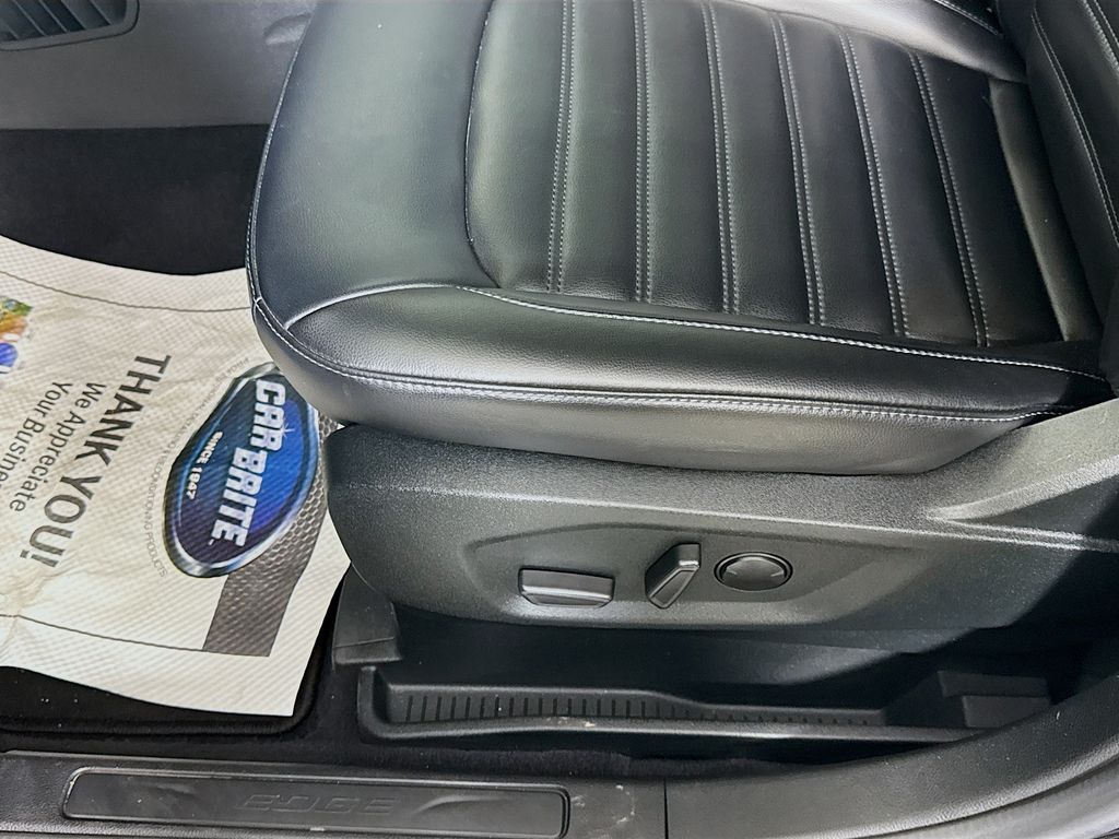 2022 Ford Edge SEL photo 18