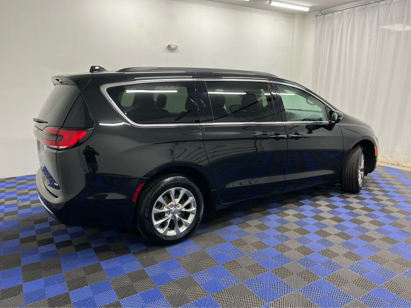 2022 Chrysler Pacifica Touring L photo 3