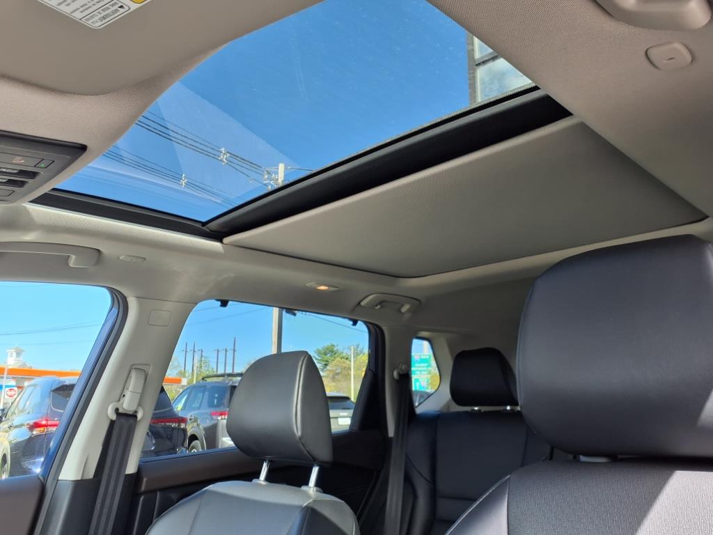 2022 Nissan Rogue SV photo 17