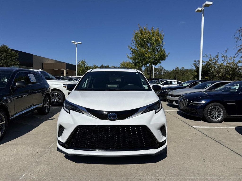 2022 Toyota Sienna XSE photo 2