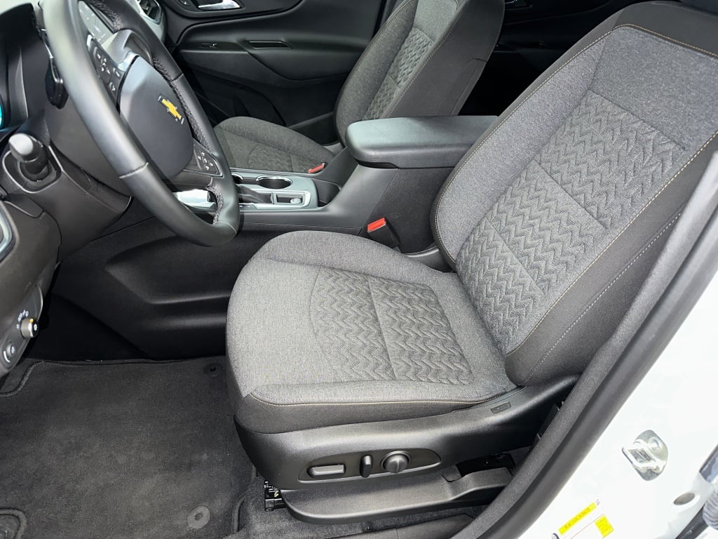 2024 Chevrolet Equinox LT photo 2