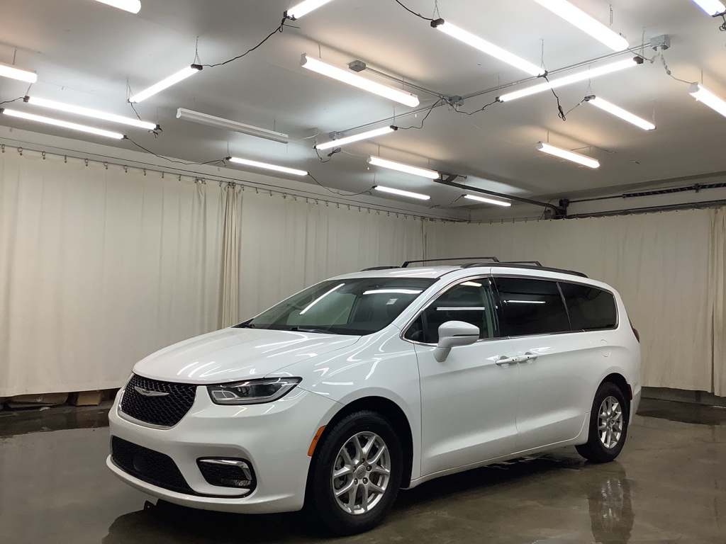 2022 Chrysler Pacifica Touring L's photo