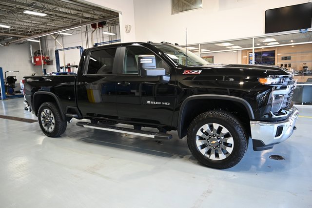 2025 Chevrolet Silverado 2500HD LT photo 2