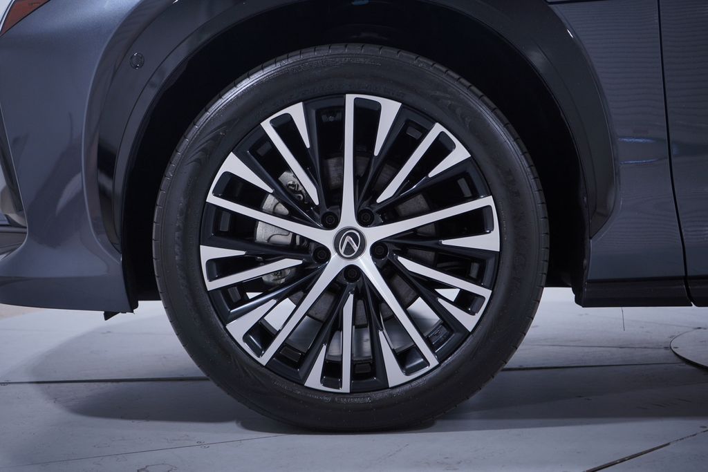 2023 Lexus RZ 450e Luxury photo 2