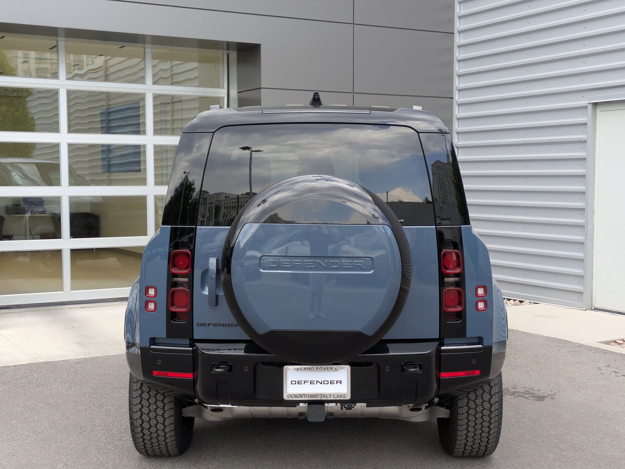 2025 Land Rover Defender 110 X-Dynamic SE photo 4
