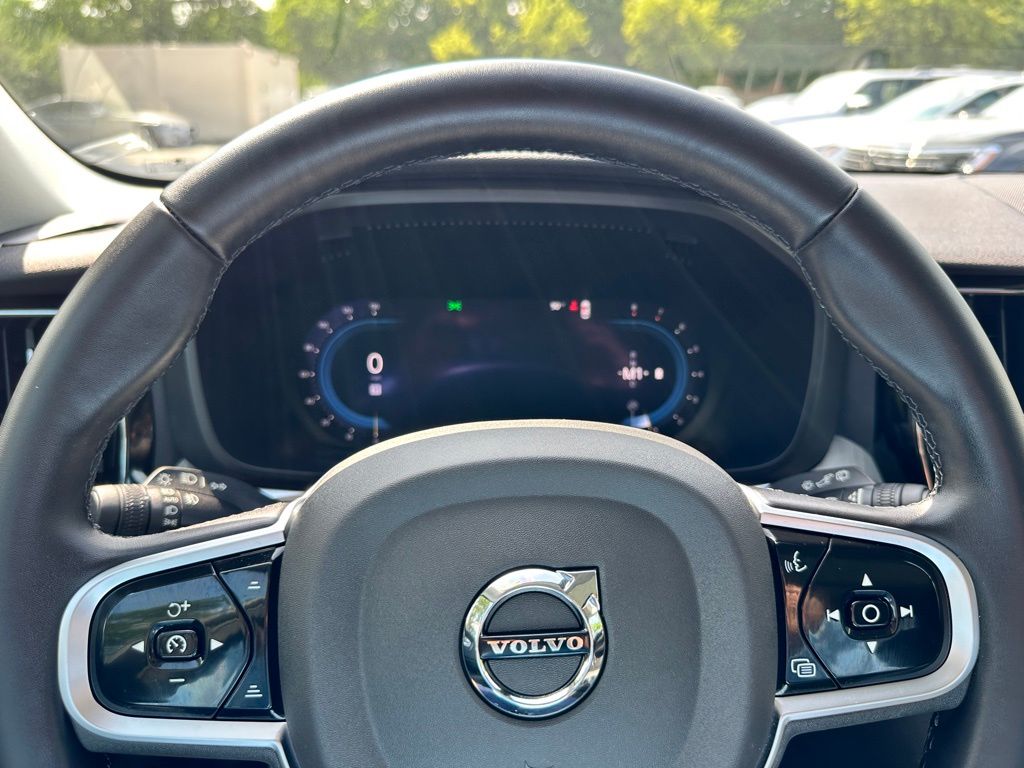 2025 Volvo XC60 B5 Plus photo 20
