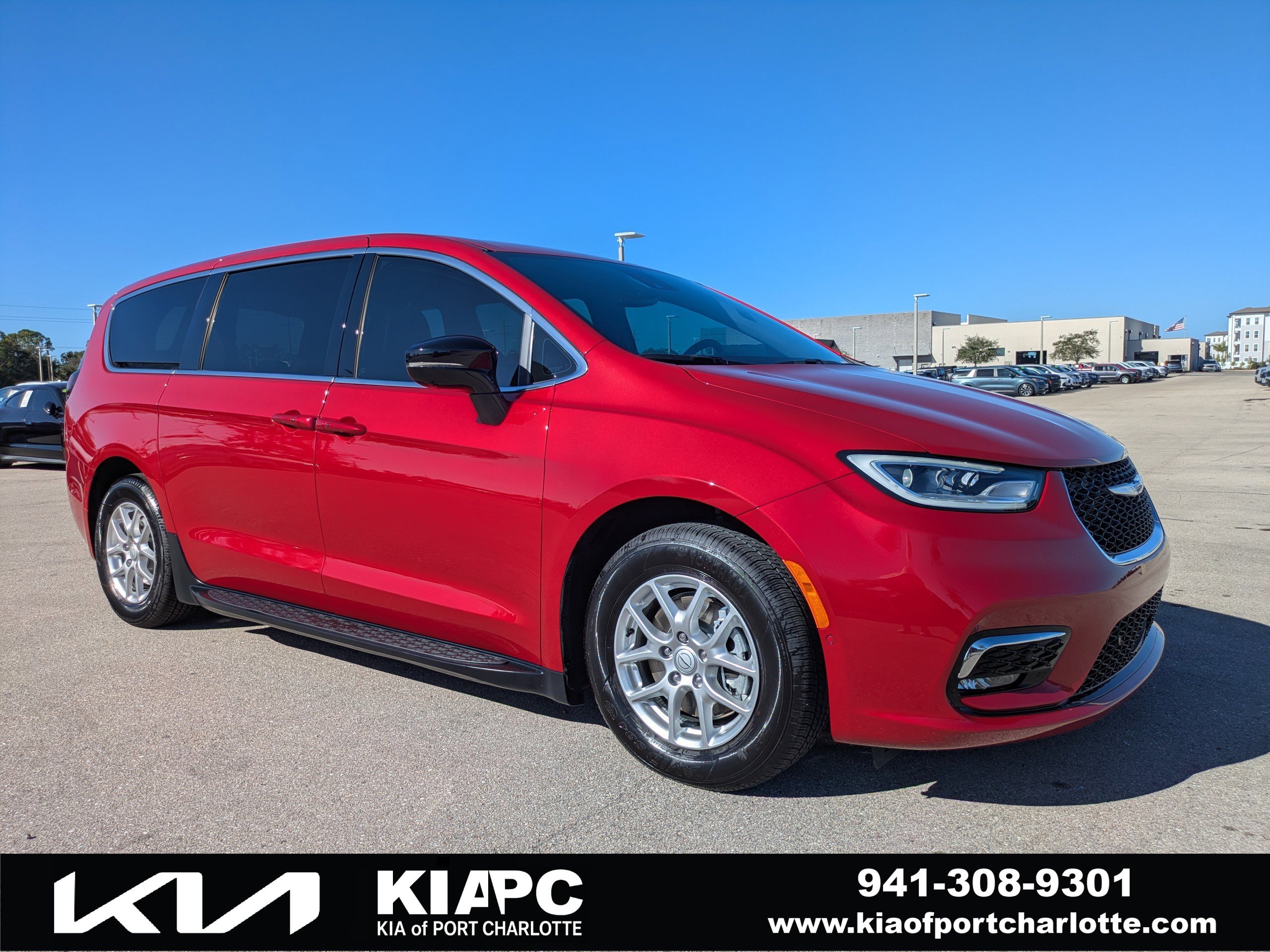2026 Chrysler Pacifica Select's photo