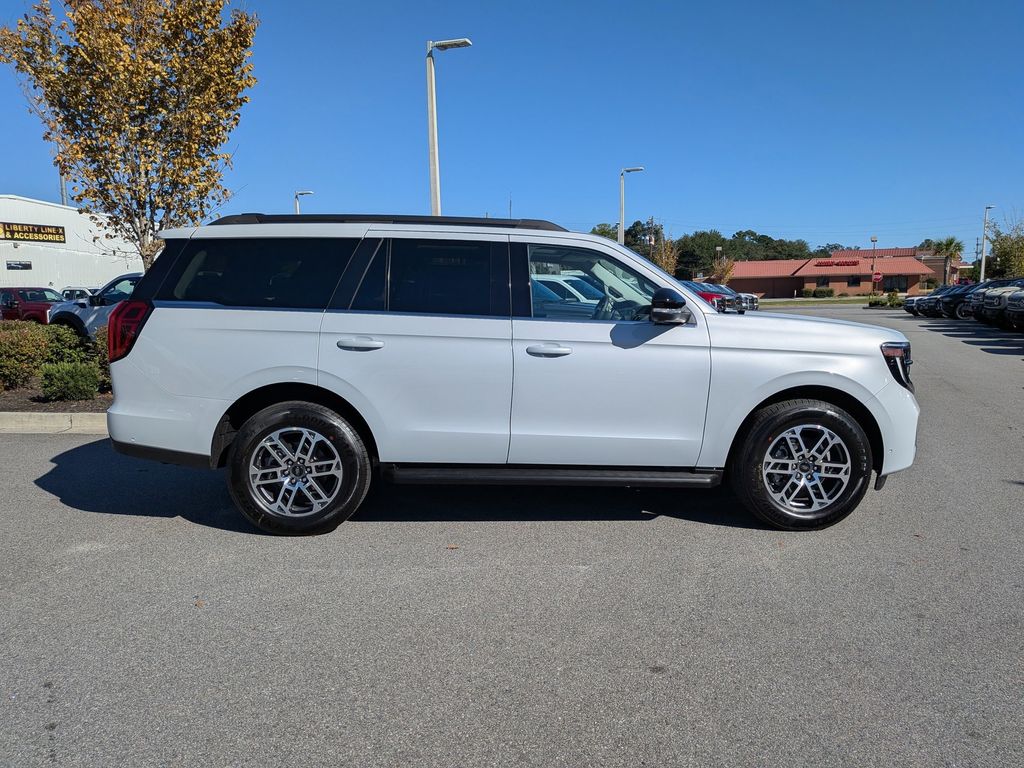 2025 Ford Expedition photo 3