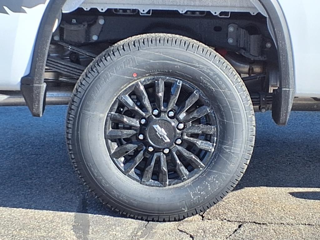 2025 Chevrolet Silverado 3500HD photo 3