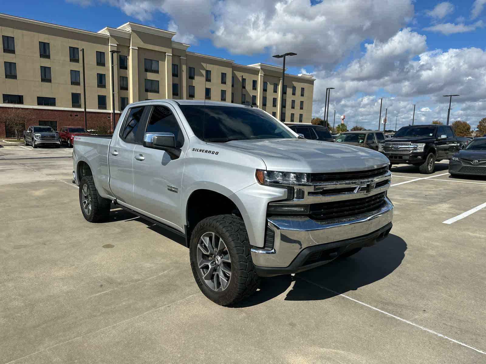 2019 Chevrolet Silverado 1500 LT photo 2