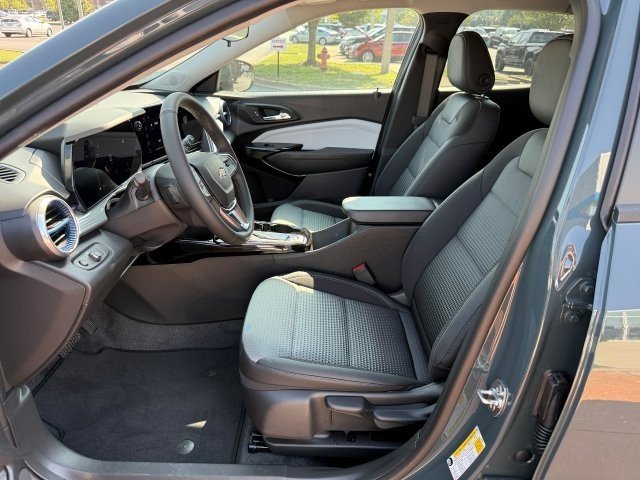 2025 Chevrolet Trax LT photo 9
