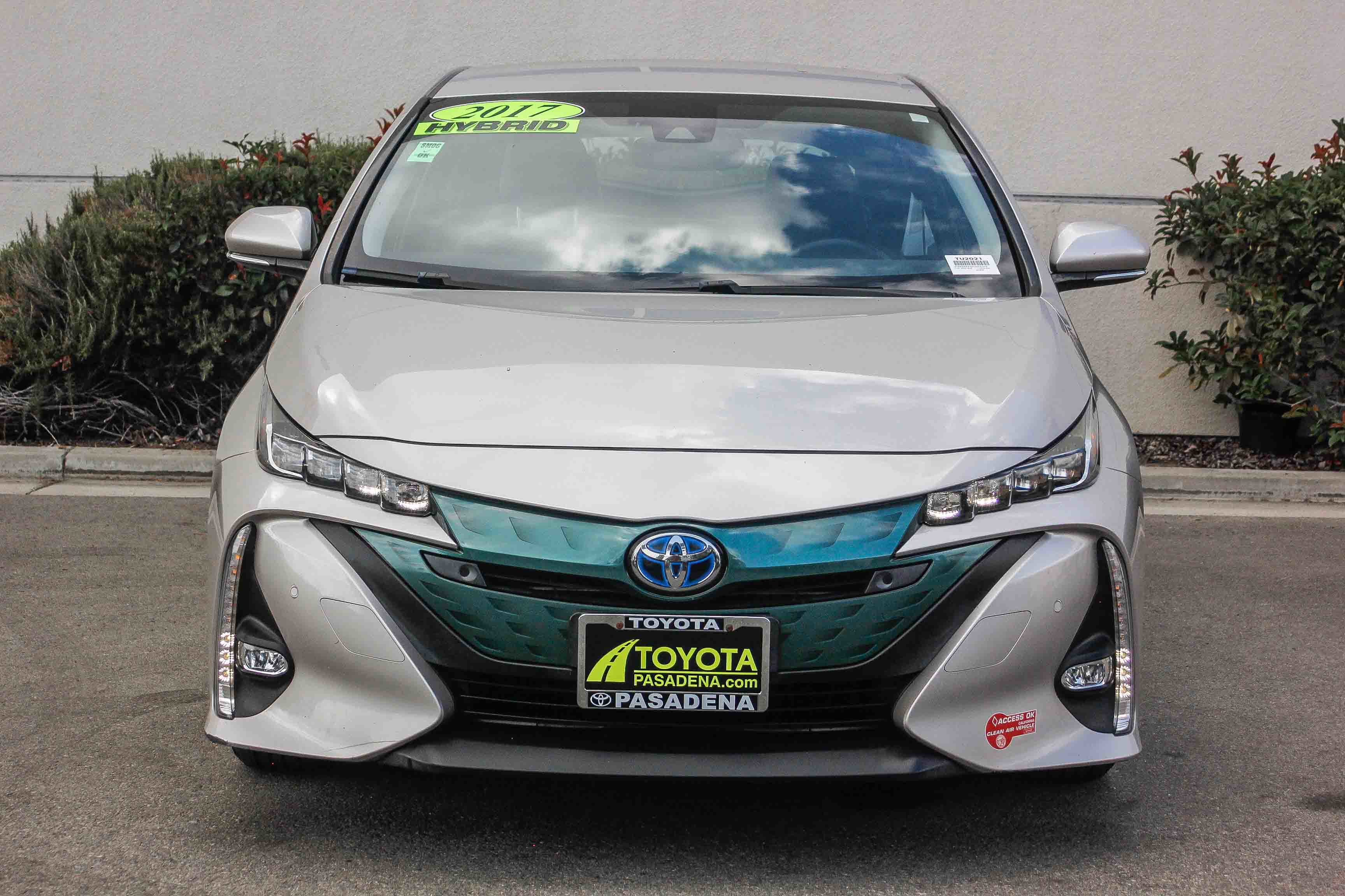 2017 Toyota Prius Prime Advanced photo 2