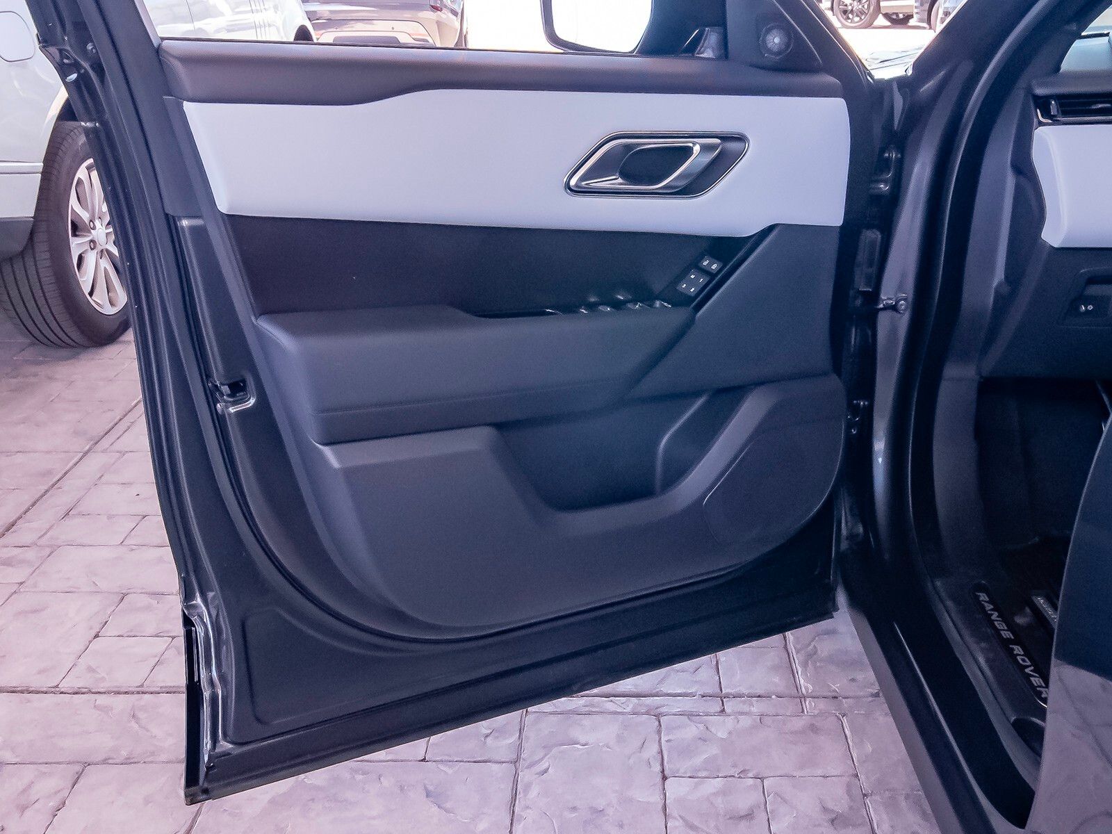 2026 Land Rover Range Rover Velar SE photo 27