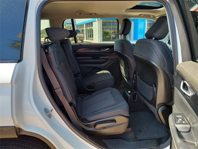 2023 Jeep Grand Cherokee Laredo photo 13