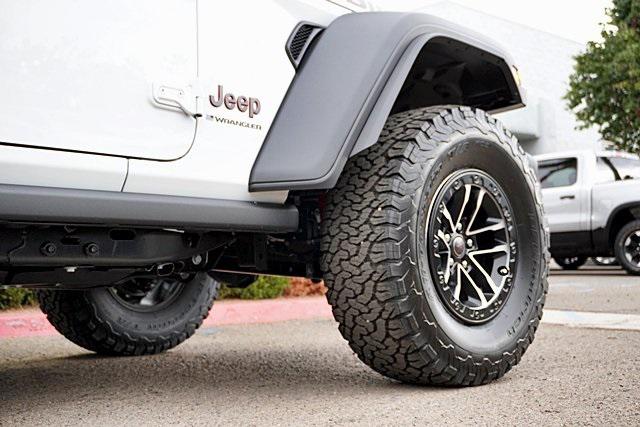 New 2025 Bright White Clear-Coat Exterior Paint Jeep Rubicon image 9