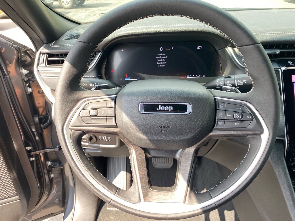 2025 Jeep Grand Cherokee Limited photo 4