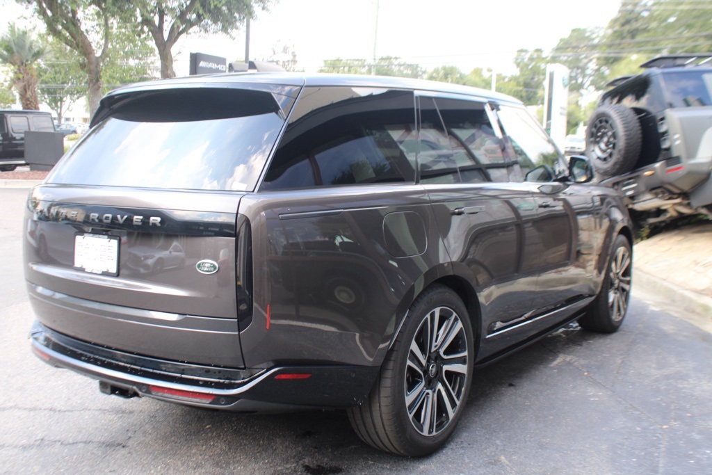 2023 Land Rover Range Rover SE photo 7