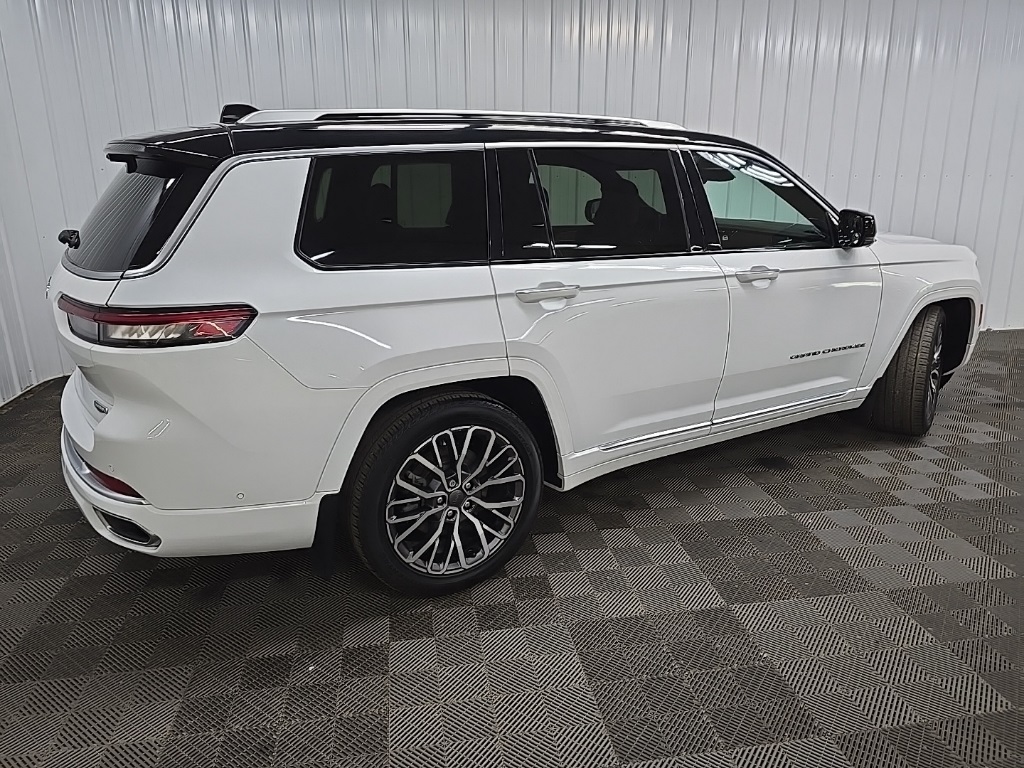 2021 Jeep Grand Cherokee L Summit Reserve photo 3